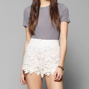 UO Pins and needles High waist cutout lace pin-up short white Size 2